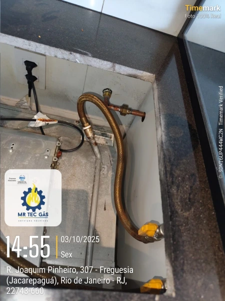 Aplicação de resina em tubulação de gás residencial